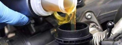 汽车一年换一次高档机油，或半年换一次普通机油，哪个更可取？