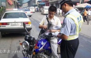 如果有驾驶证，骑无牌照的摩托车被交警逮到，会怎么样？