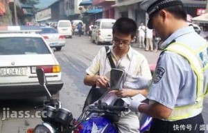 如果有驾驶证，骑无牌照的摩托车被交警逮到，会怎么样
