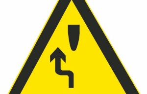 这个标志的含义是告示前方道路有障碍物，车辆左侧绕行。