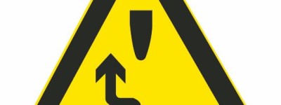 这个标志的含义是告示前方道路有障碍物，车辆左侧绕行。