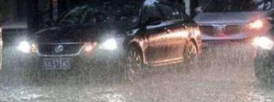 在暴雨天气驾车，刮水器无法刮净雨水时，应怎样做？